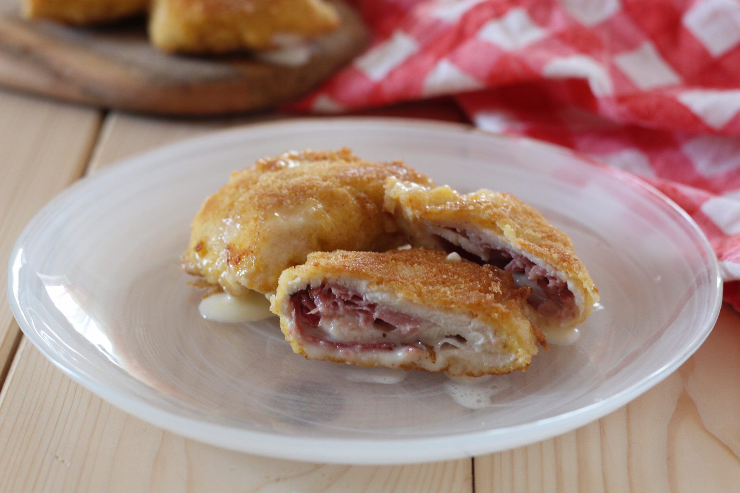 Escalopes de poulet farcies au speck et au fromage