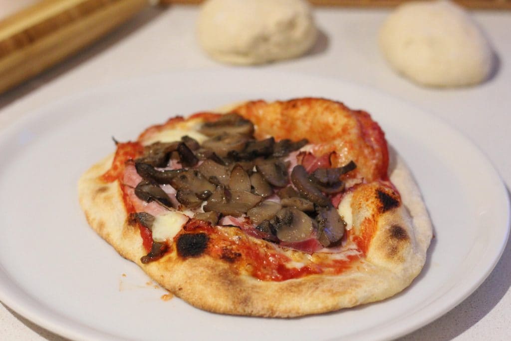 pizza avec farine 1 et Manitoba dans le robot culinaire