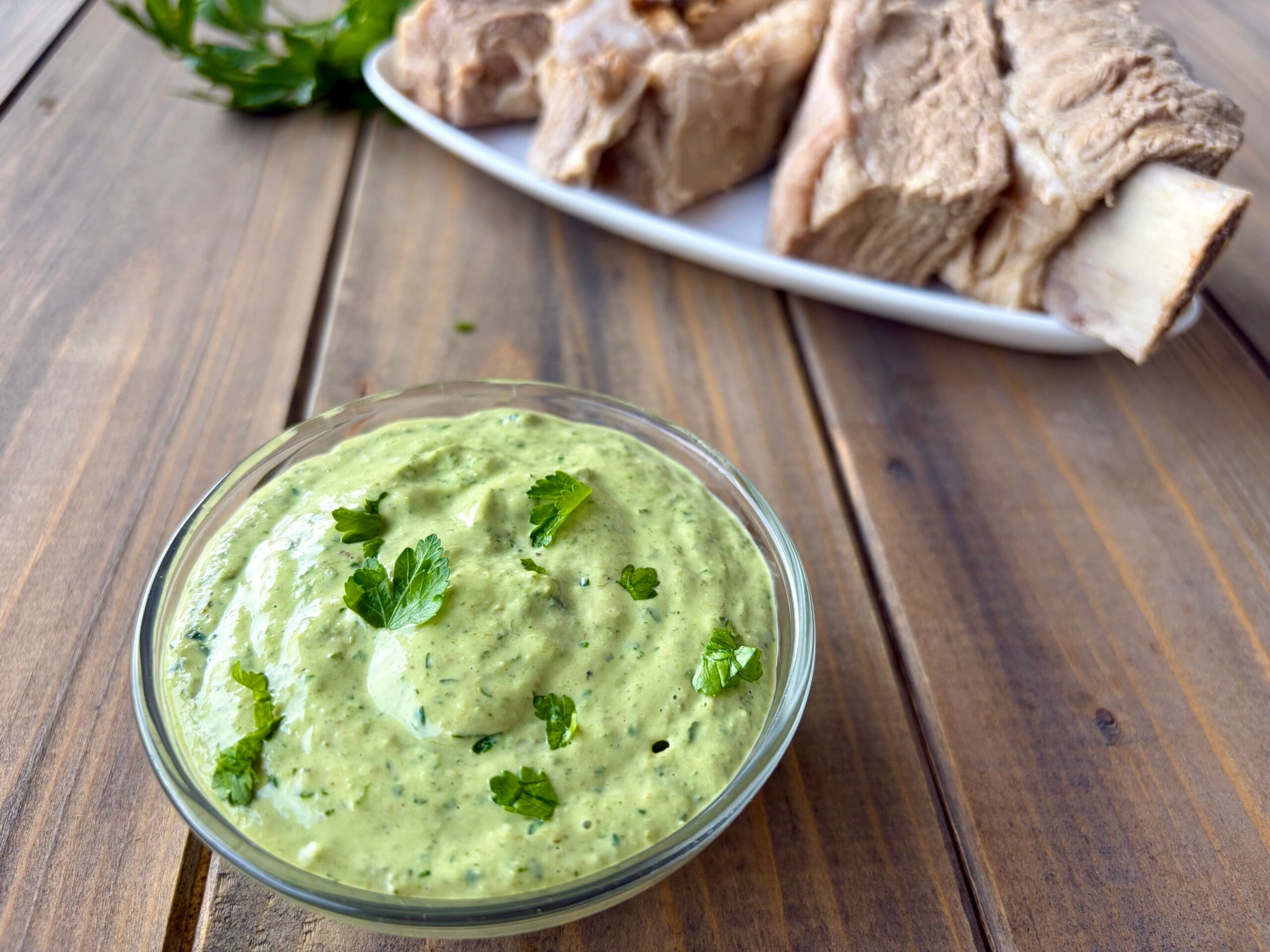 Sauce verte crémeuse : recette facile et savoureuse