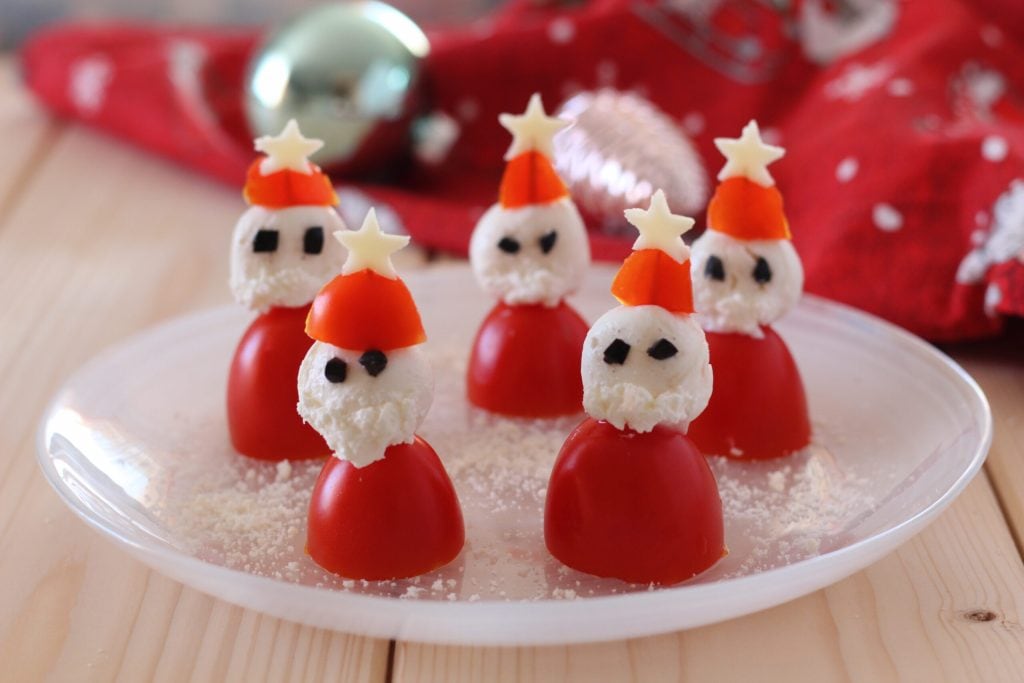 Père Noël avec des tomates et de la mozzarella