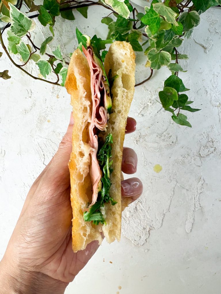 FOCACCIA ESTIVA PEU DE TEMPS EN CUISINE, AVEC ROQUETTE, COURGETTES ET MORTADELLE