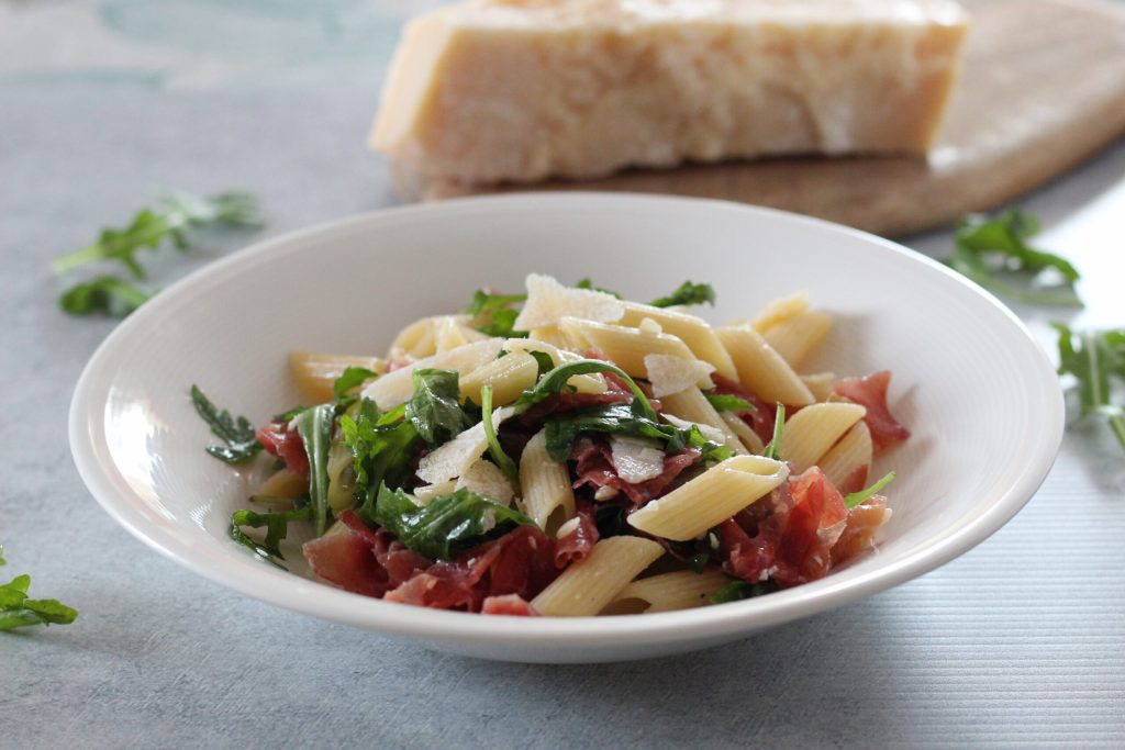 salade de pâtes bresaola roquette et parmesan