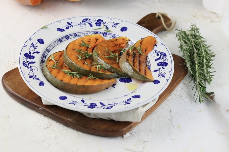 COURGE GRILLÉE À LA POÊLE AVEC ROMARIN ET MIEL