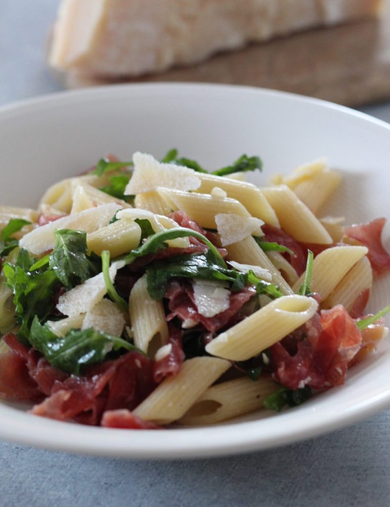 salade de pâtes bresaola roquette et parmesan