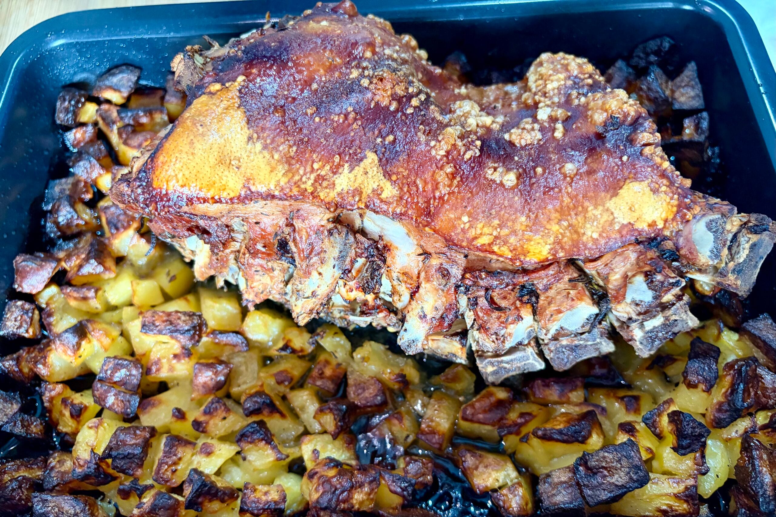Cochon de lait au four avec pommes de terre croustillantes
