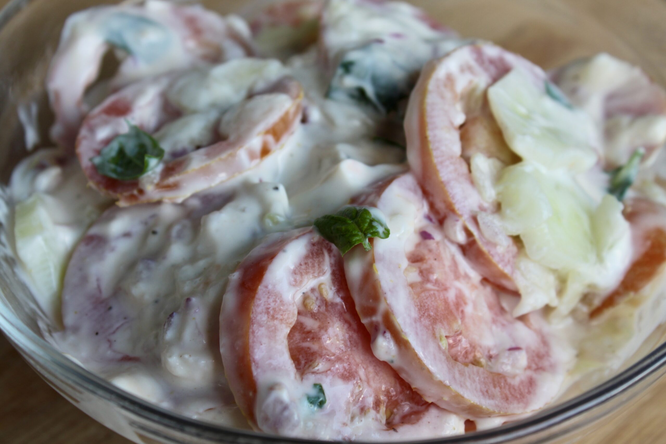 Salade fraîche avec sauce au yaourt