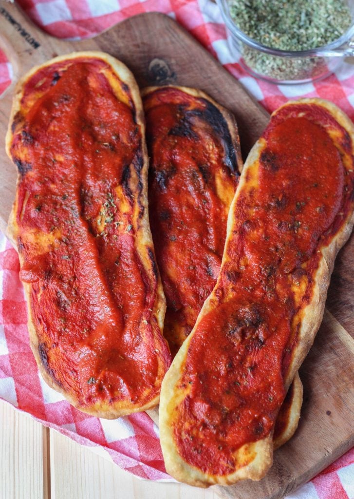 langues de pizza rouges croustillantes