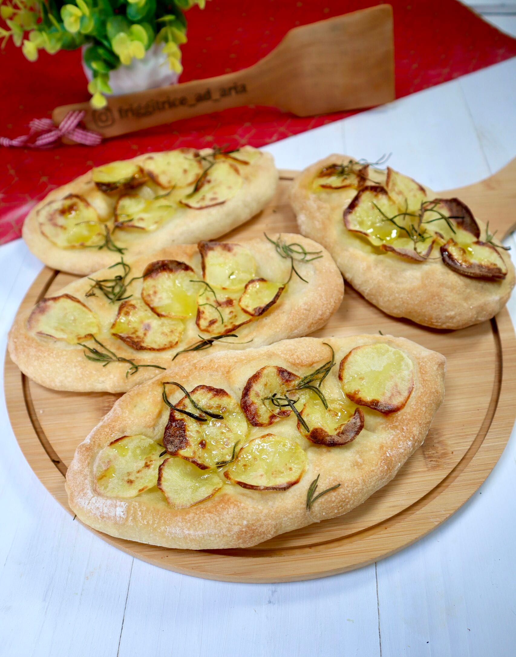 Pizzettes longues avec pommes de terre et romarin à la friteuse à air