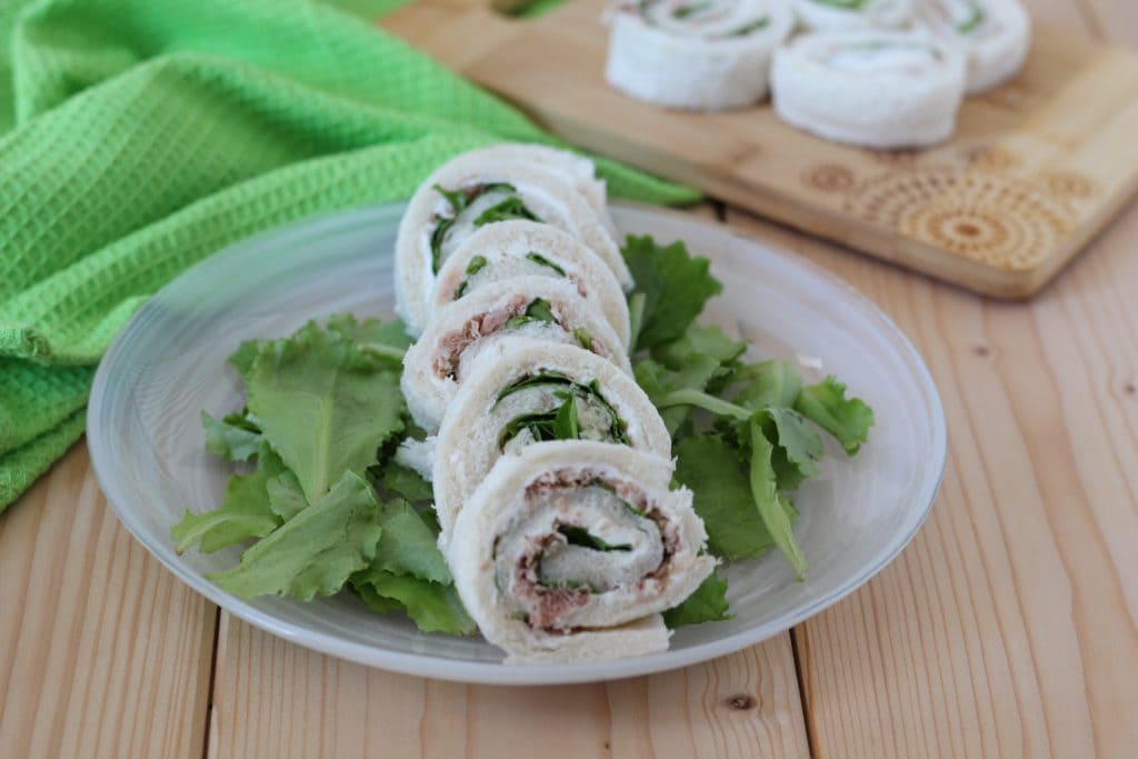 roulés de pain de mie avec thon et salade