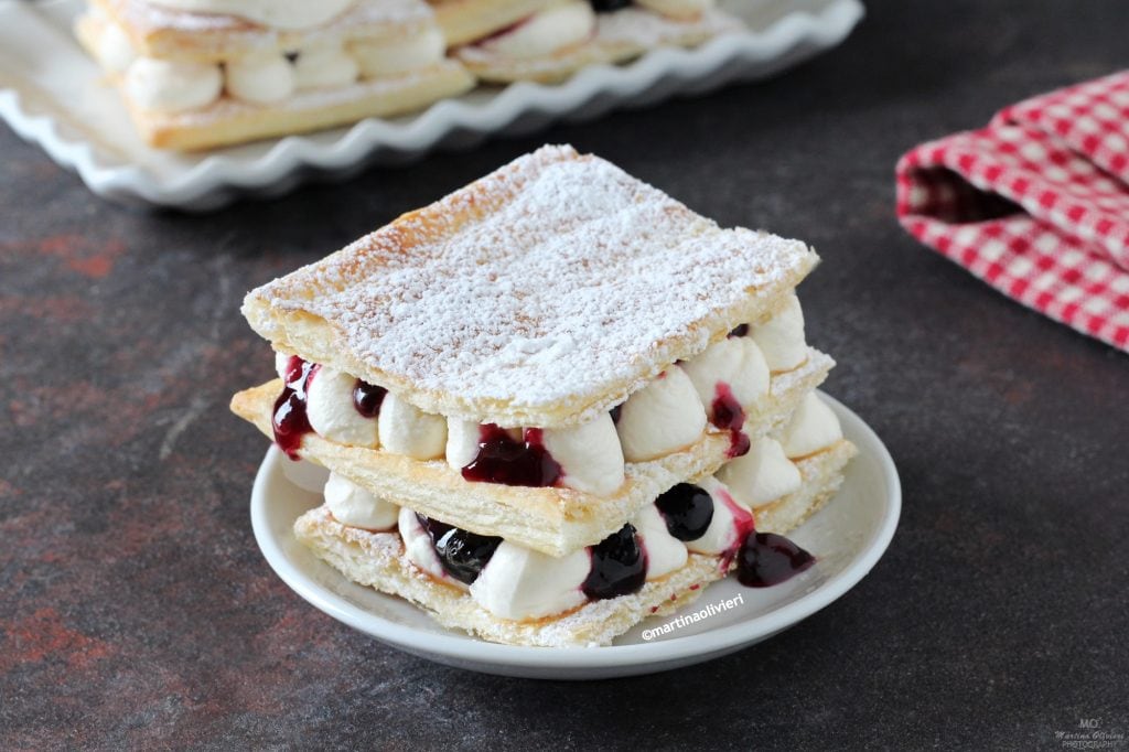 Millefeuille avec crème au mascarpone et fruits rouges