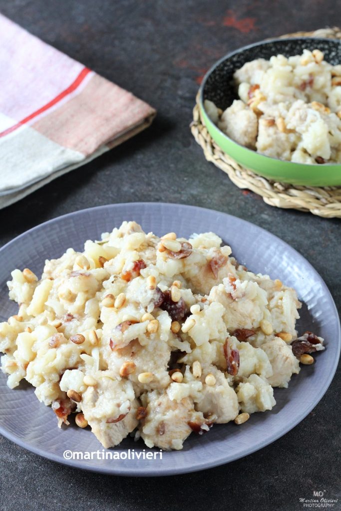 Morceaux de dinde avec chou-fleur, raisins secs et pignons