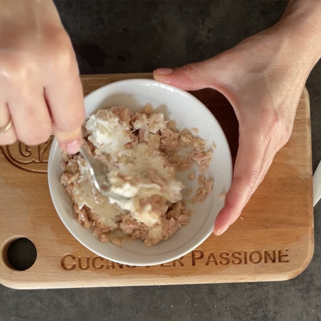 Omelette de courgettes farcie au thon