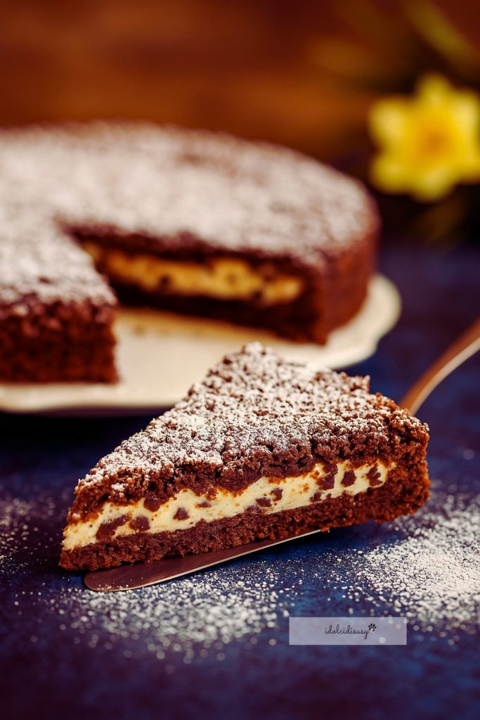morceau de sbriciolée ricotta et chocolat au cacao avec garniture crémeuse