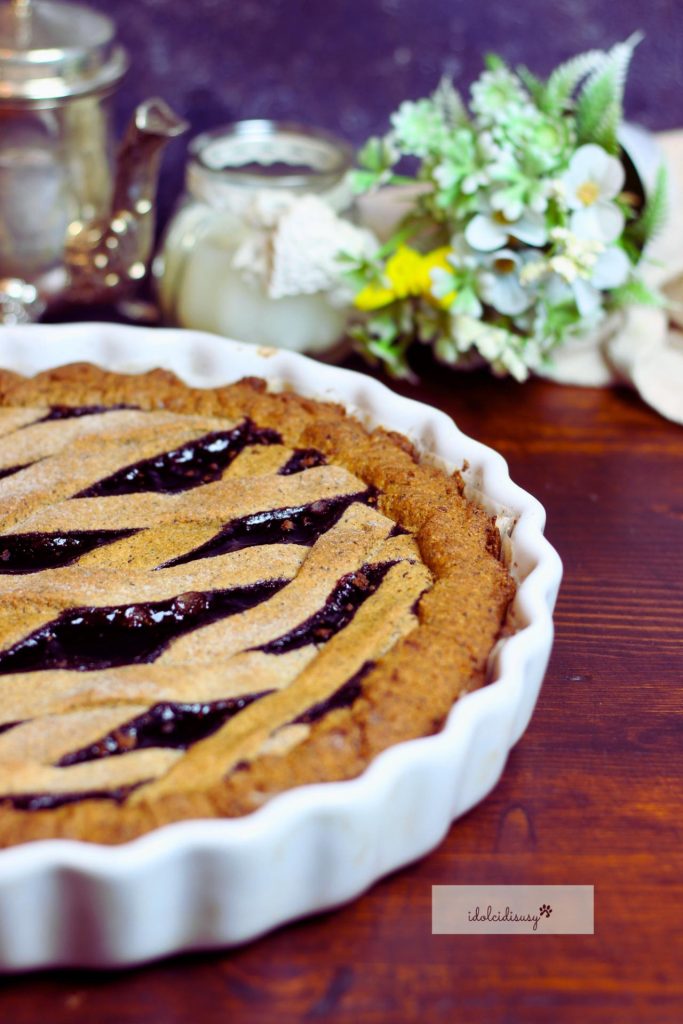tarte au sarrasin sans gluten servie sur une table rustique avec décoration florale