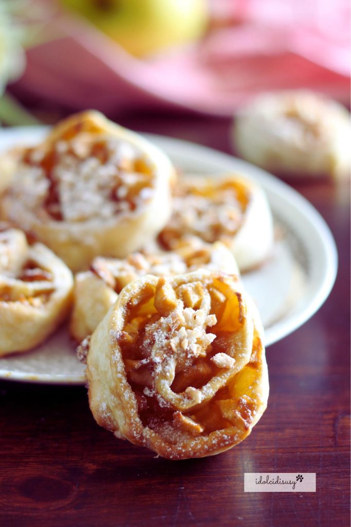 Roulés de pâte feuilletée aux pommes avec sucre glace