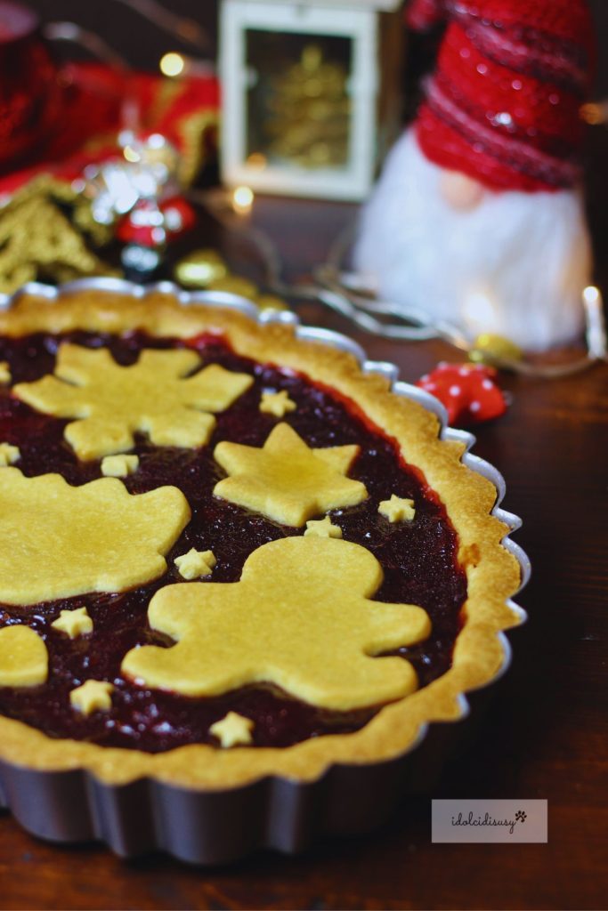 Détail de la tarte de Noël avec pâte sablée épicée et décorations en forme d'arbres, étoiles et bonhommes en pâte sablée