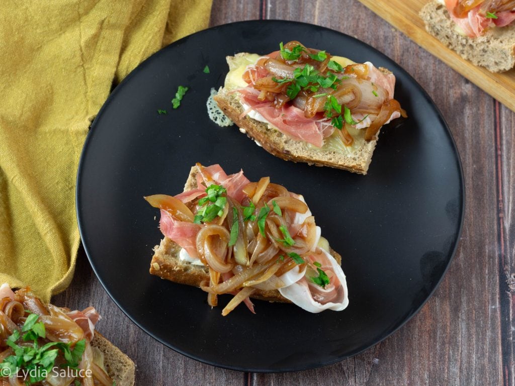 Pain, Jambon Cru et Camembert avec Oignons au Balsamique