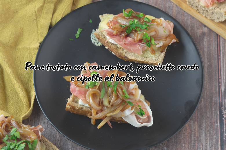 Pain grillé avec camembert, jambon cru et oignons au balsamique
