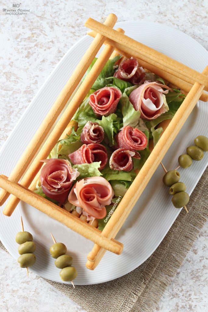 Panier de gressins avec charcuterie