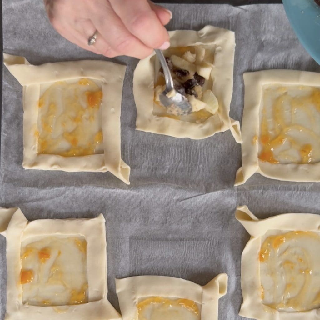 Panier de pâte feuilletée aux pommes et raisins secs
