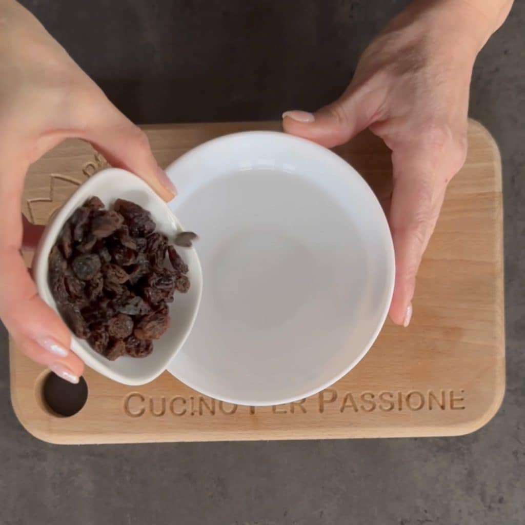 Panier de pâte feuilletée aux pommes et raisins secs