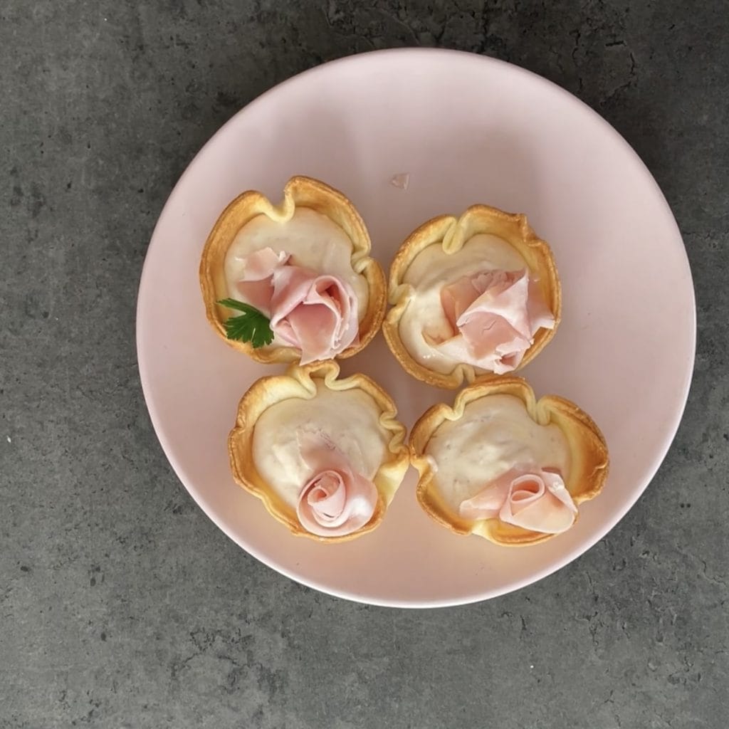 Paniers avec pâte brisée farcis de jambon