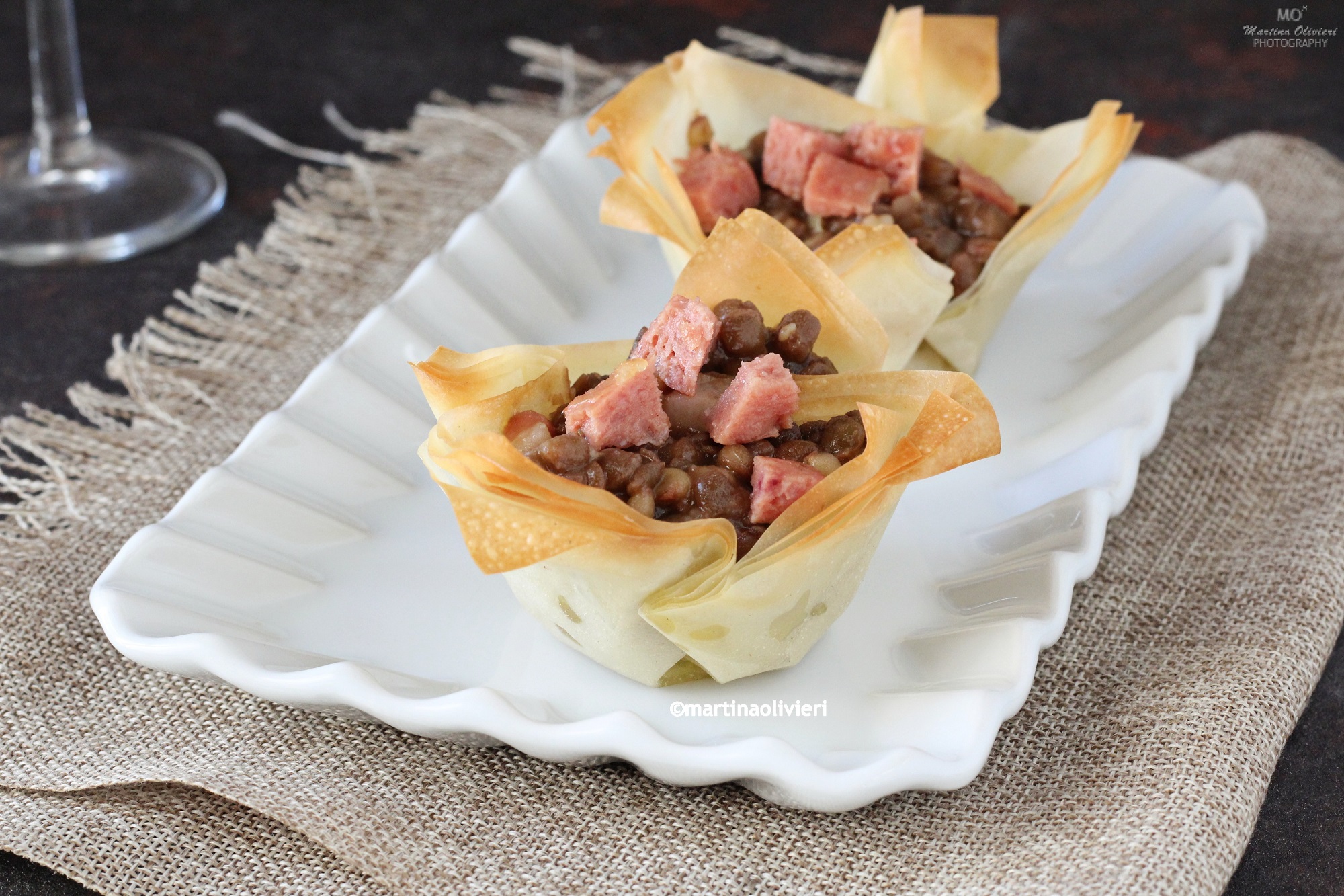 Paniers de pâte phyllo avec zampone et lentilles