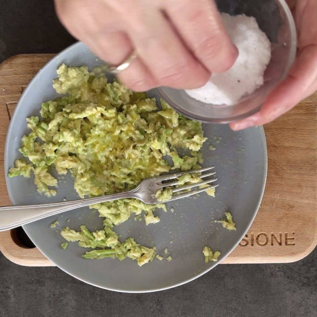 Paniers de piadina avec avocat et saumon