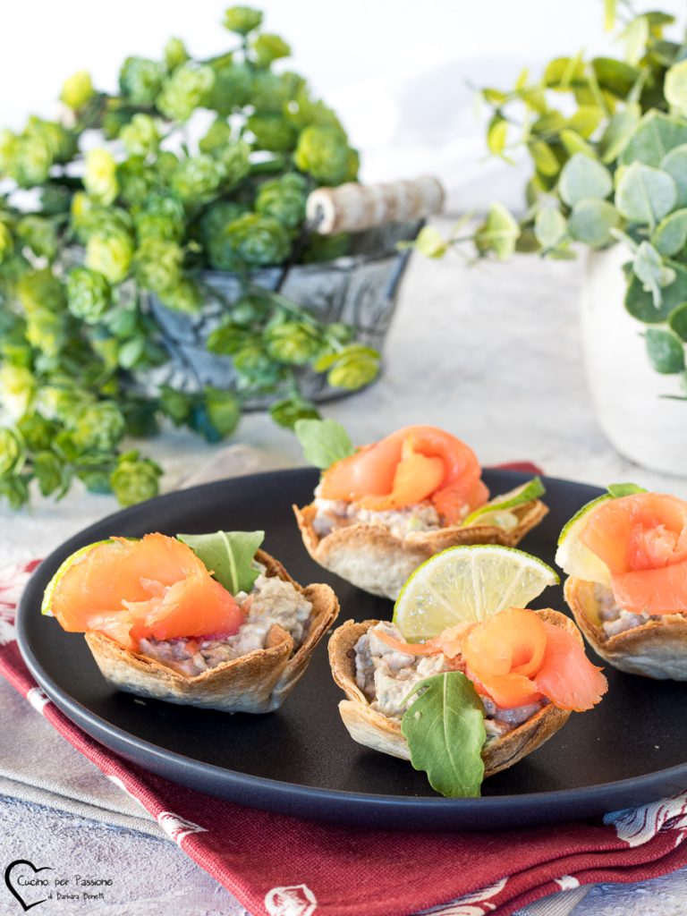 Paniers de piadina avec avocat et saumon