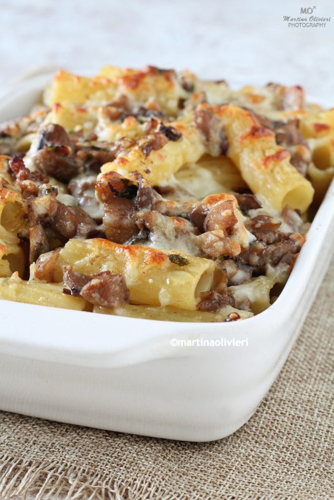 Pâtes au four avec champignons et saucisse