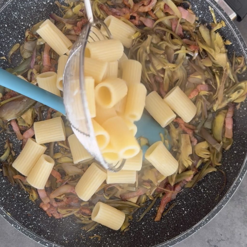 Pâtes avec artichauts et joues de porc