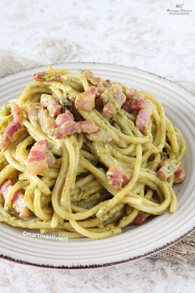 Pâtes avec bacon et crème de piments verts