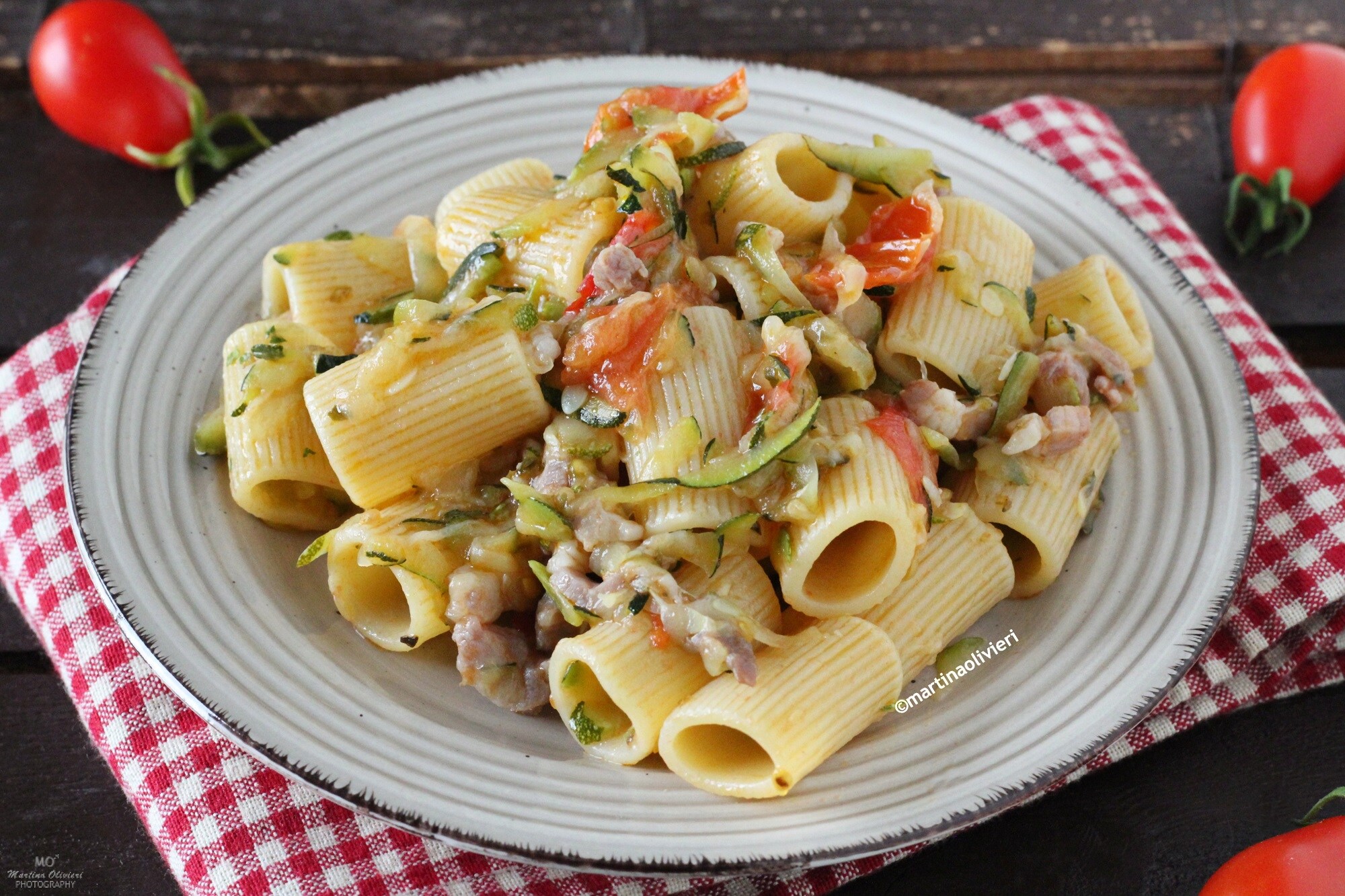 Pâtes avec courgettes, lardons et tomates cerises