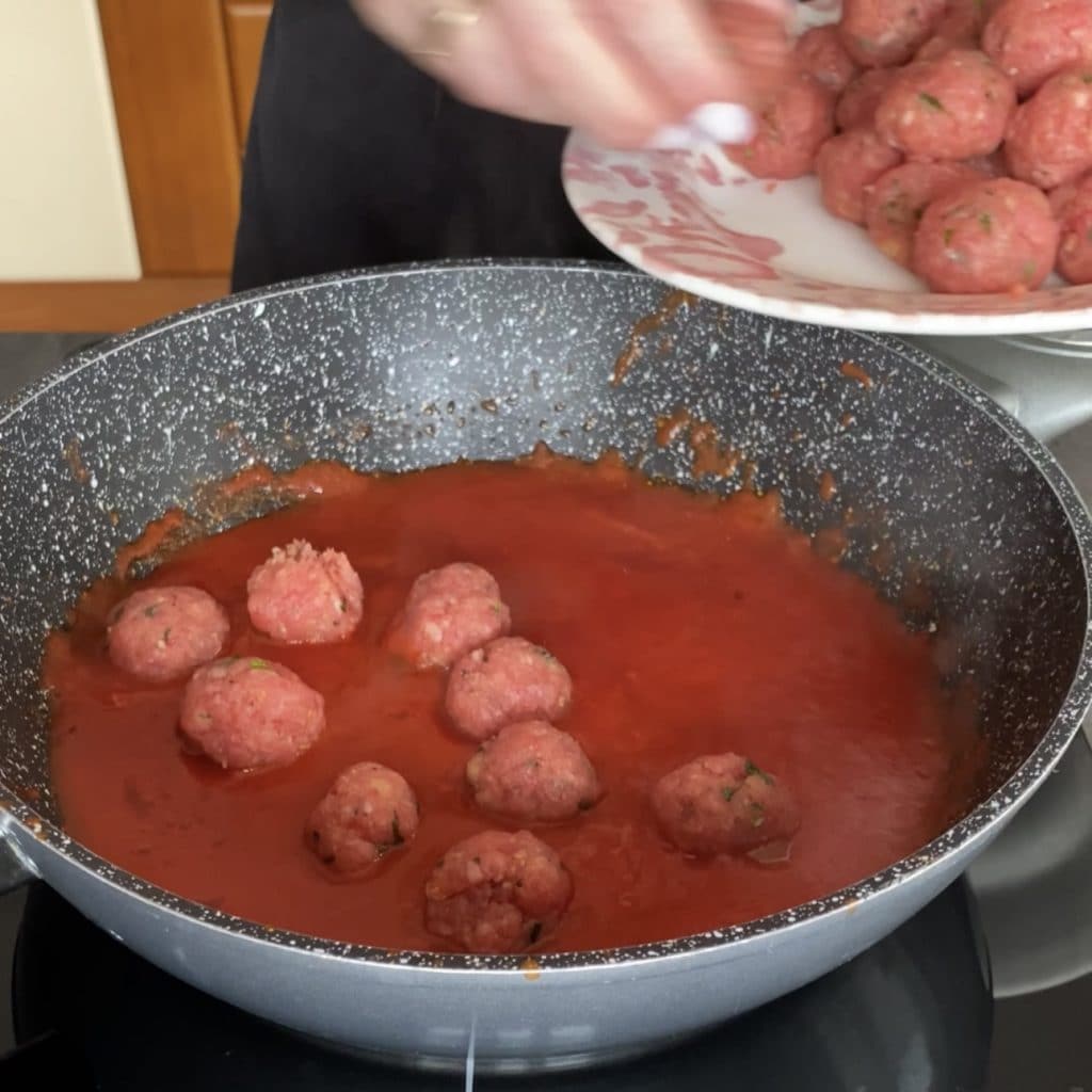 Pâtes avec des boulettes