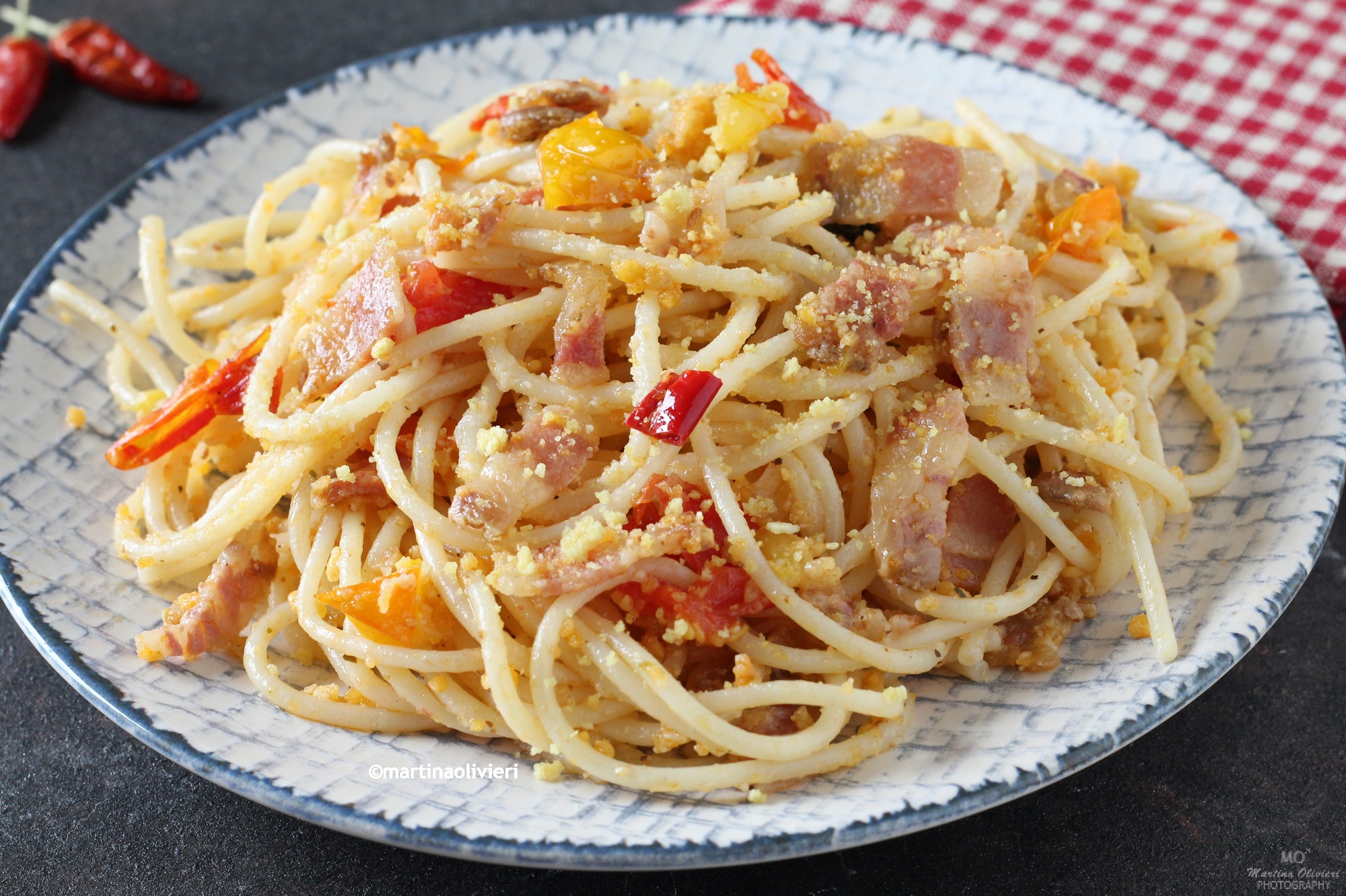 Pâtes aux tomates cerises, guanciale et pain croustillant