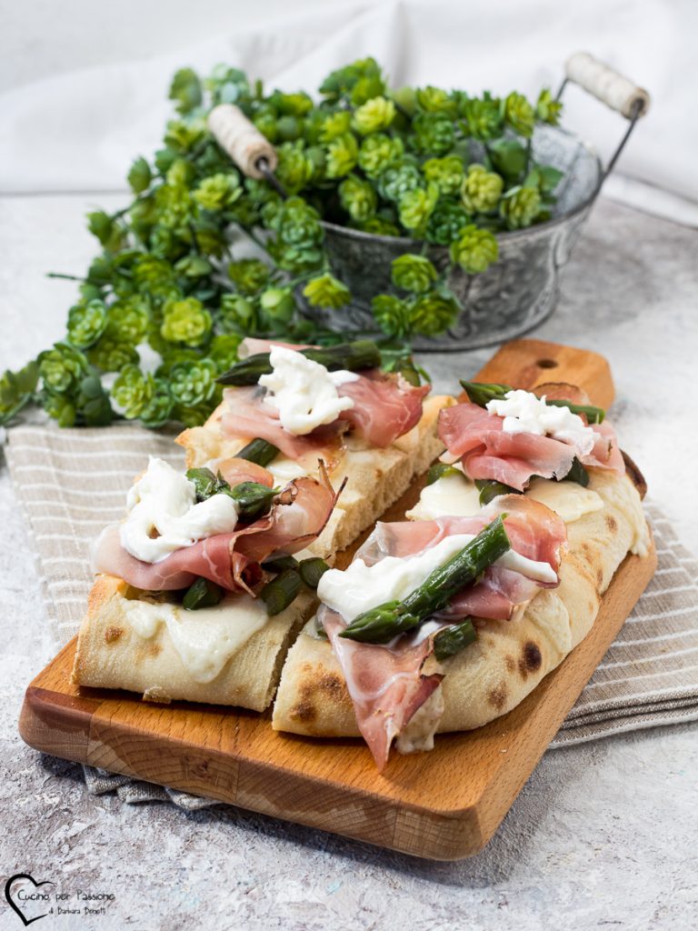 Pinsa avec jambon cru et stracciatella