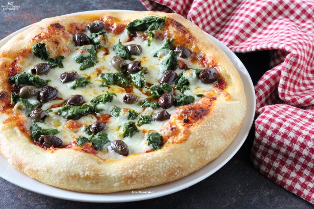 Pizza avec ragù, crème de feuilles de navet et olives taggiasche