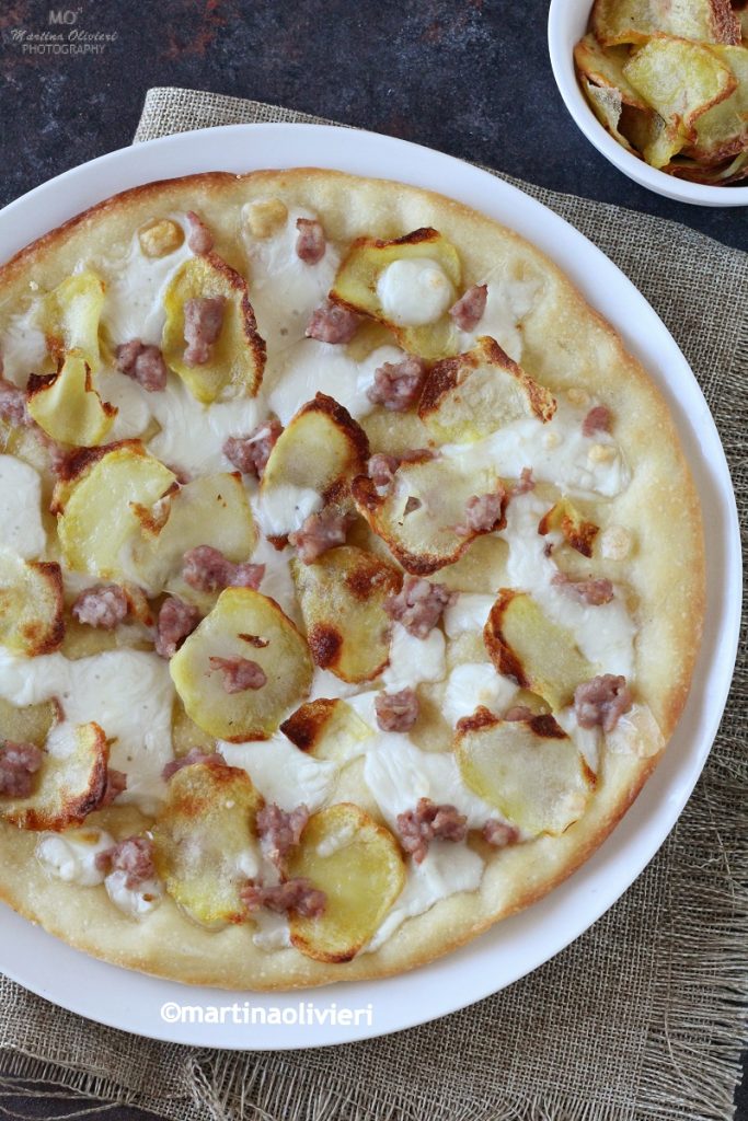 Pizza avec saucisse et chips de pommes de terre