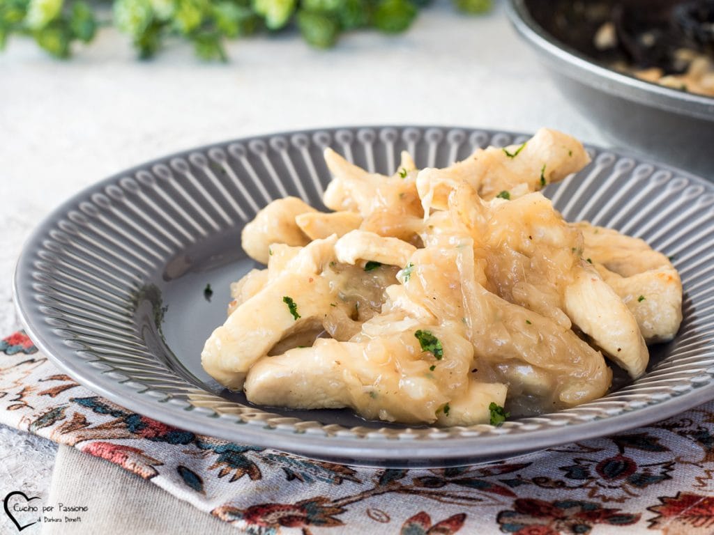 Poitrine de poulet avec oignon