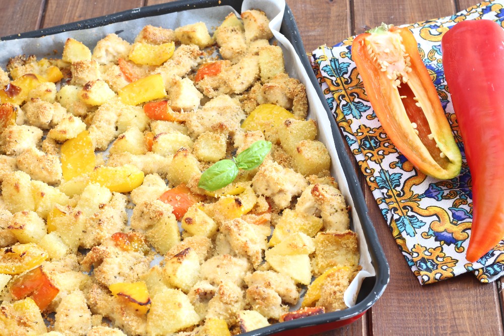 poitrine de poulet avec poivrons et pommes de terre gratinées au four