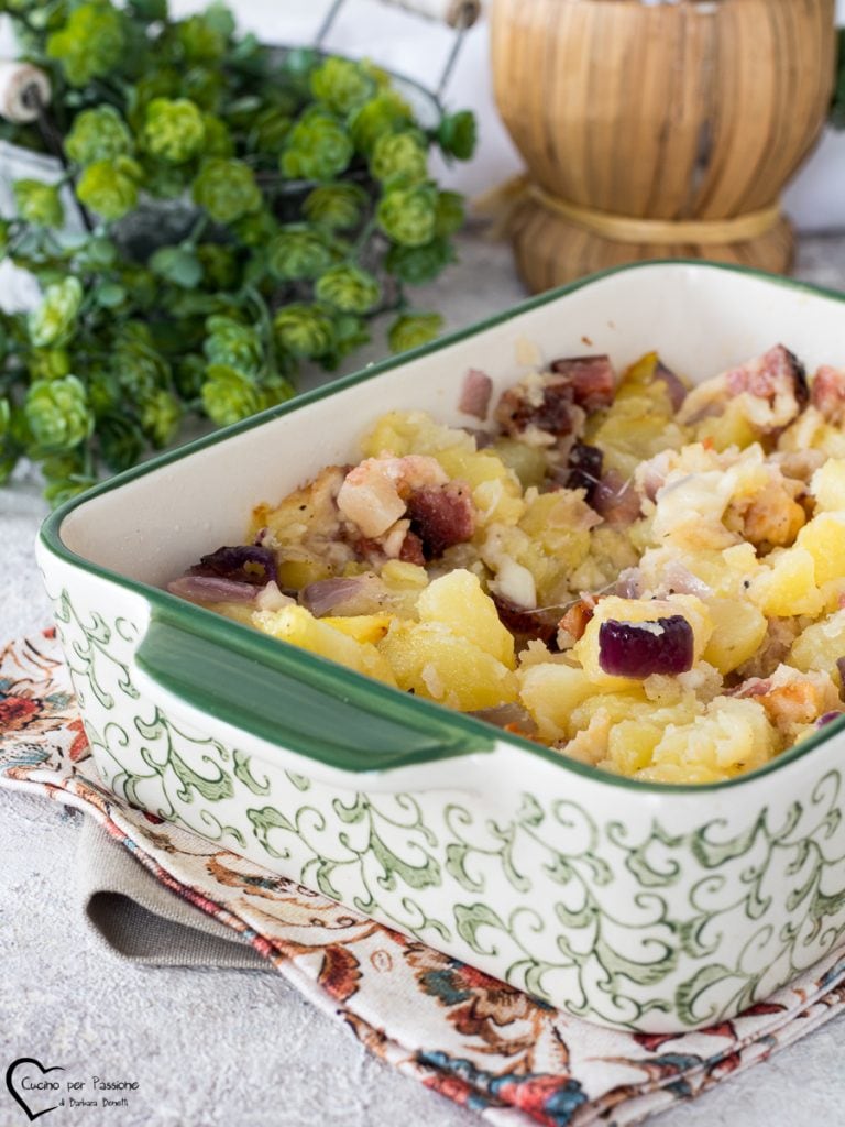 Pommes de terre et speck au four avec oignon