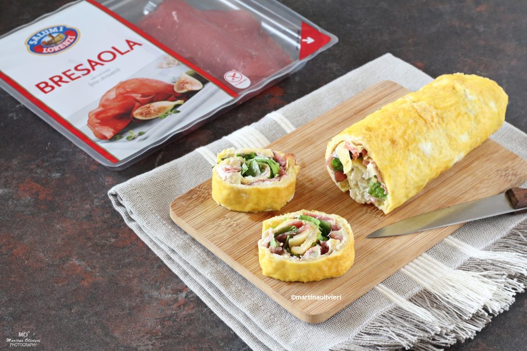 Roulé d'omelette à la ricotta, bresaola et artichauts