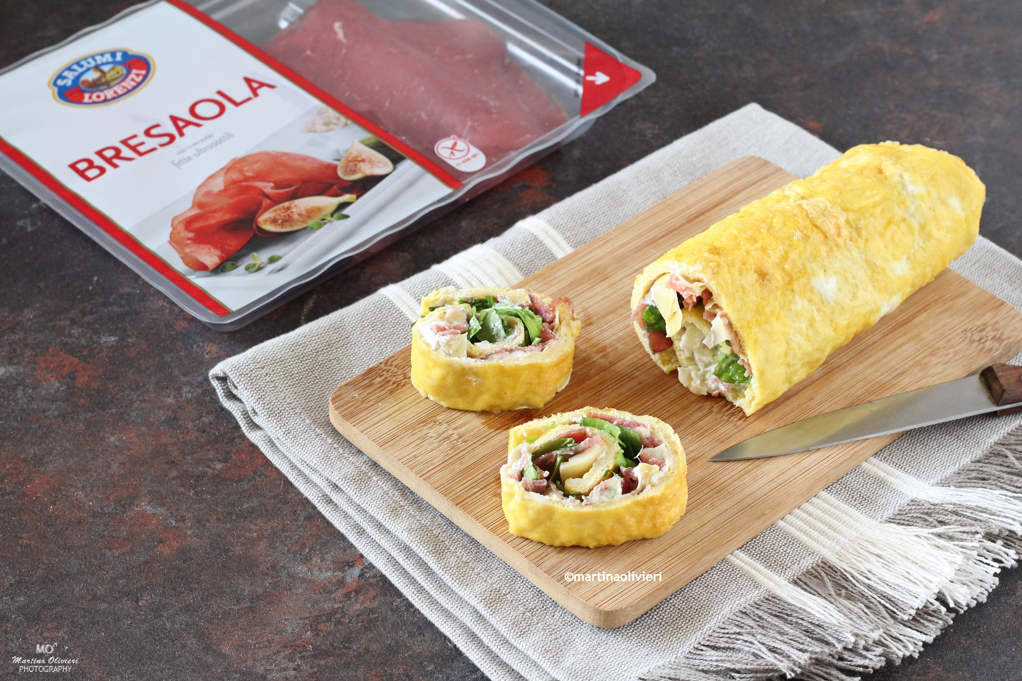 Roulé d&rsquo;omelette à la ricotta, bresaola et artichauts