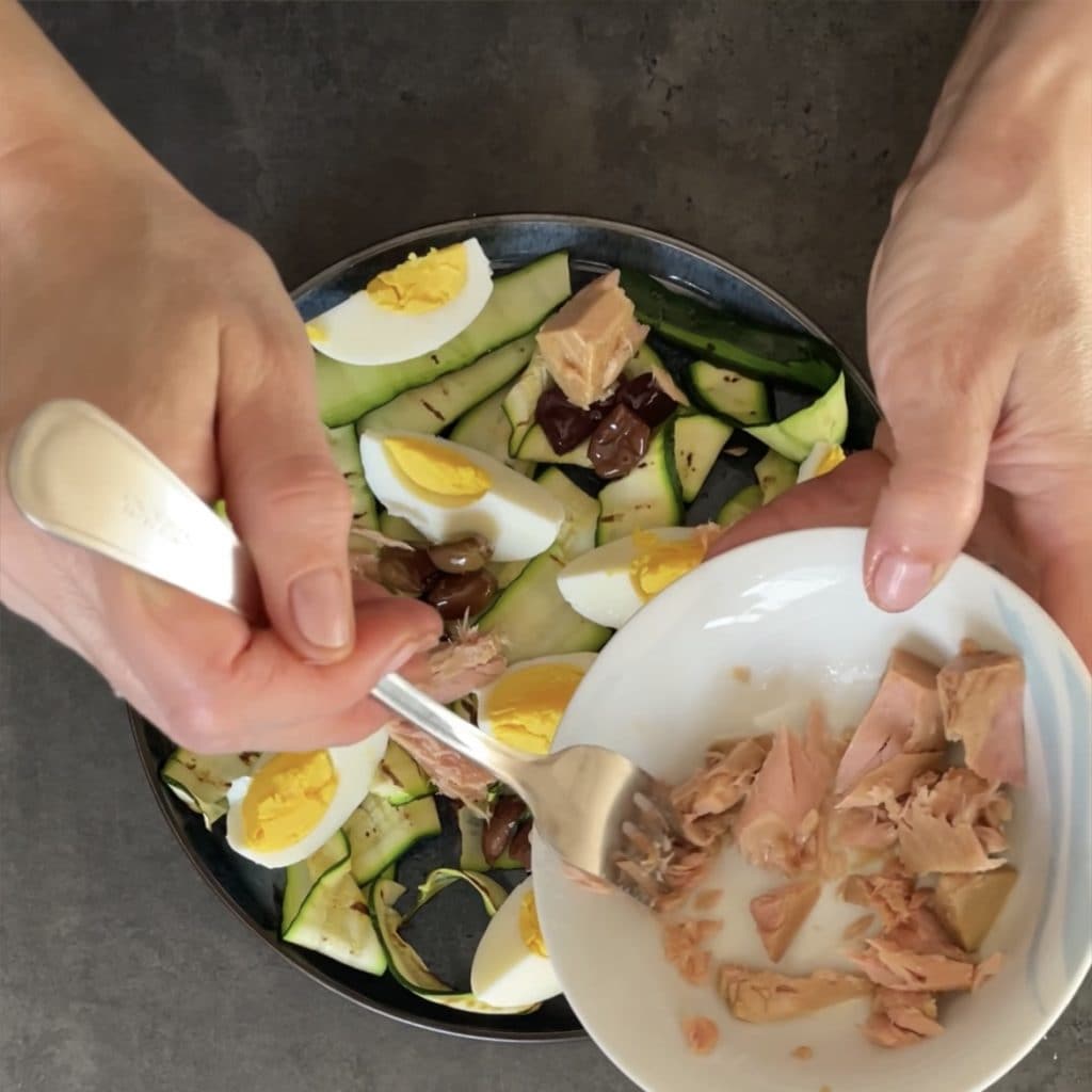 Salade avec courgettes grillées au thon et œufs