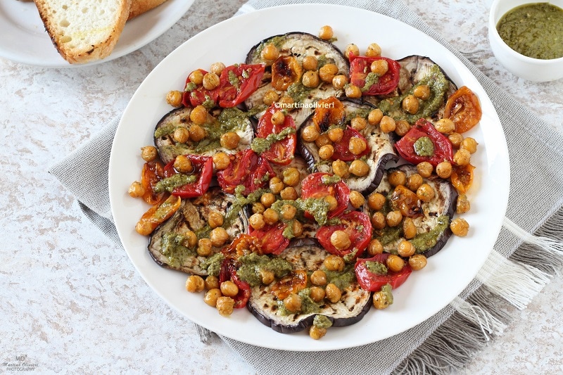 Salade de pois chiches, aubergines et tomates cerises