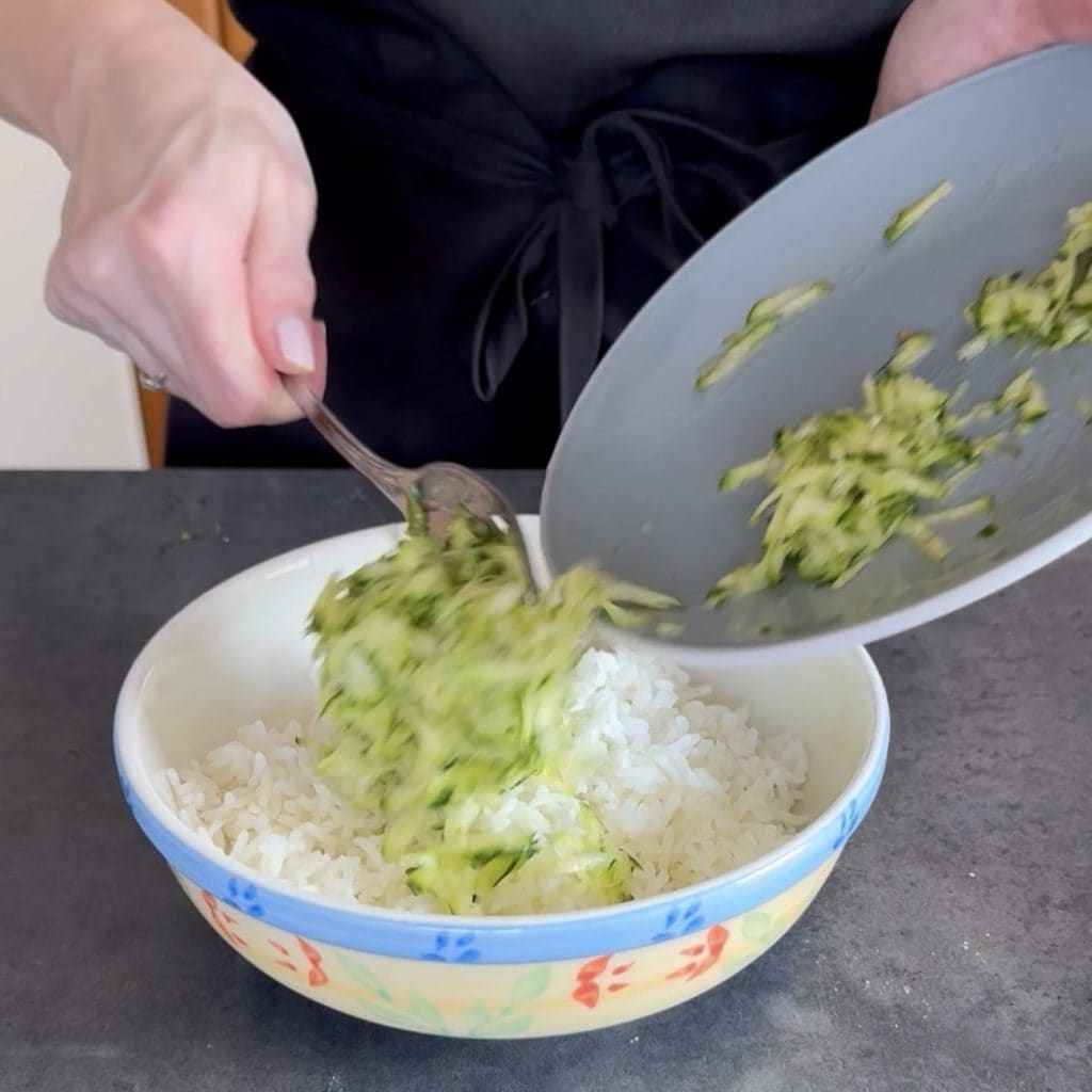 Salade de riz avec thon et courgettes