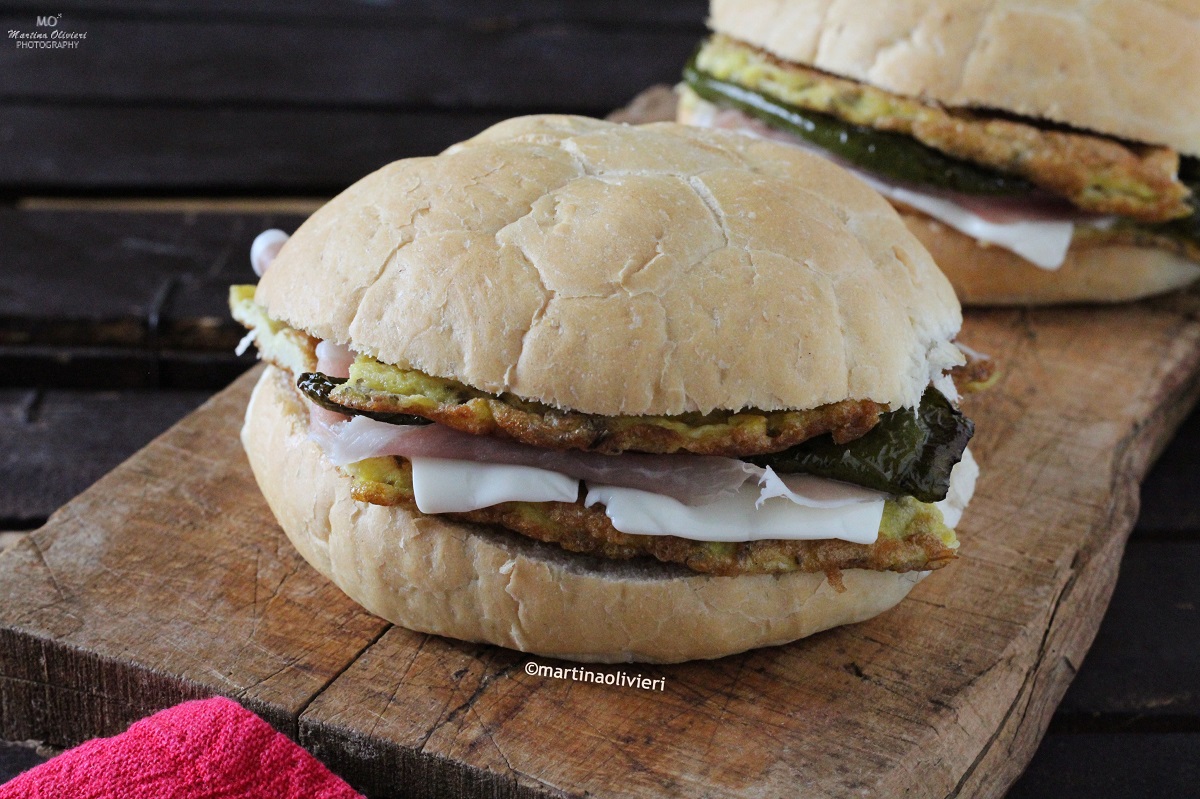 Sandwich avec omelette et piments verts