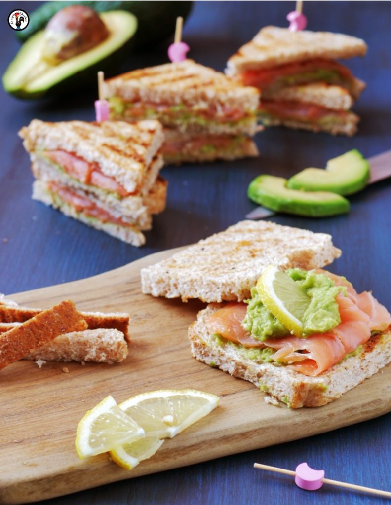 Sandwich de pain complet avec saumon et avocat