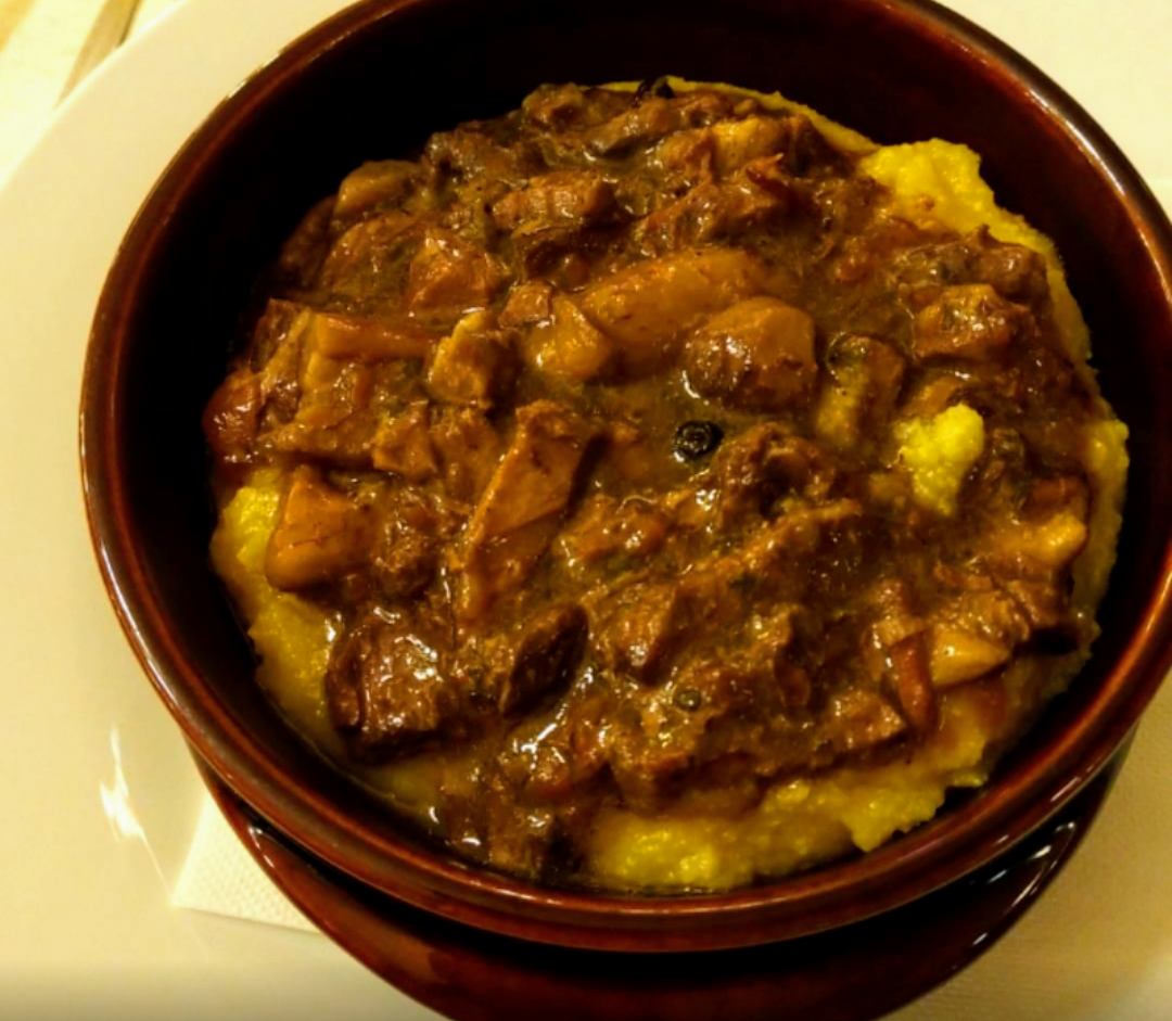 Polenta jaune avec sanglier et champignons