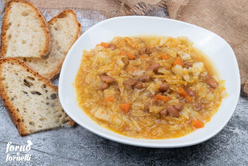 Soupe traditionnelle de chou frisé et haricots